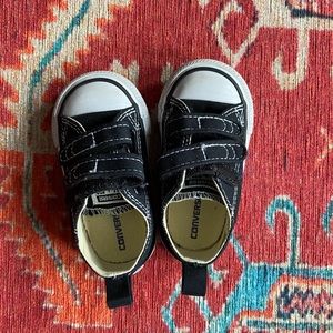 Black Converse Velcro size: 4 toddler